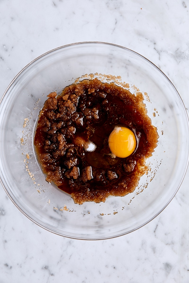 Melted brown butter, brown sugar, egg, vanilla, almond extract, and salt in glass bowl